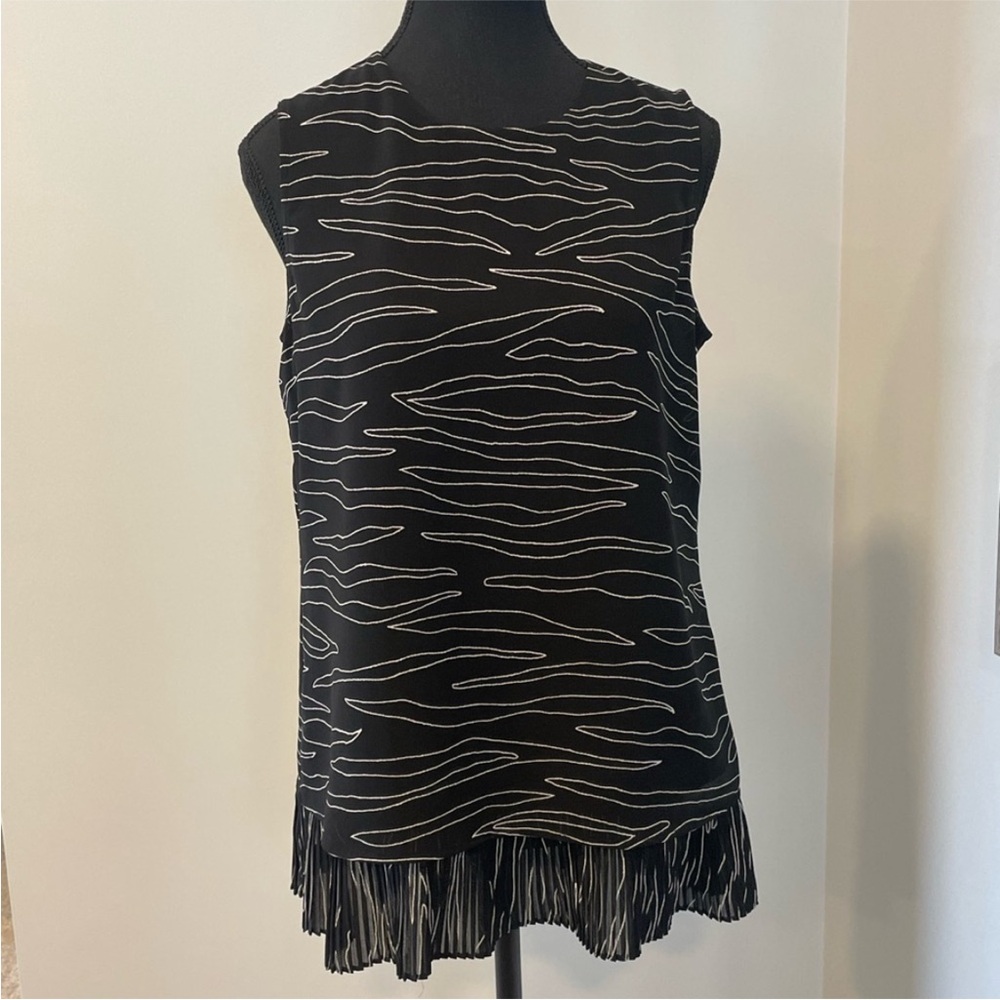 DKNY Black & White Zebra Stripe Sleeveless Blouse With Pleated Ruffled Hem EUC